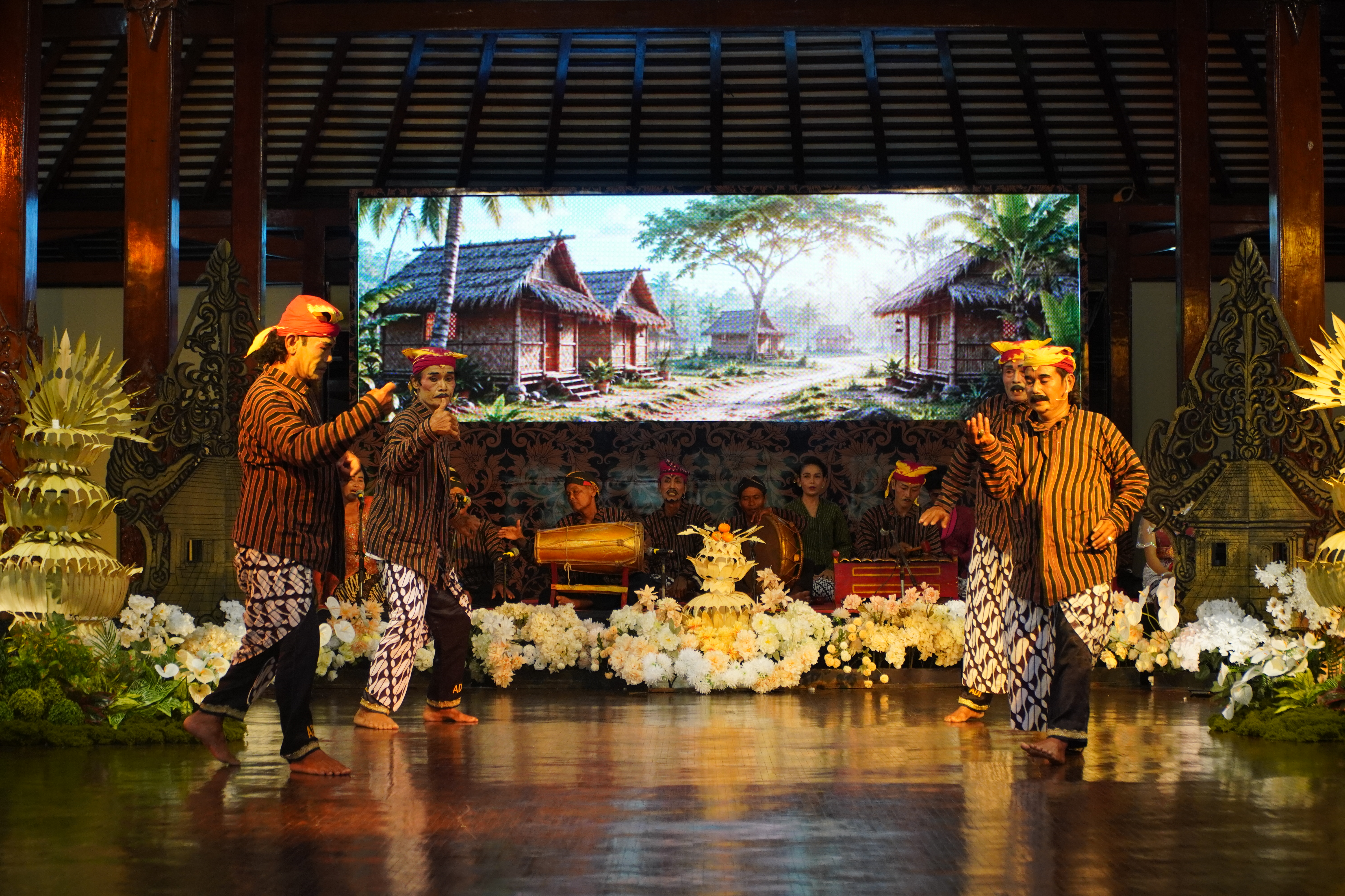 Emprak dan Thong-Thong Lek Menggebrak Panggung TMII